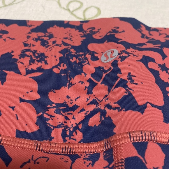 Lululemon Final Lap Crop *23 sz 6 Floral Efflorescent Dark Canyon Onyx Blue - Picture 4 of 12
